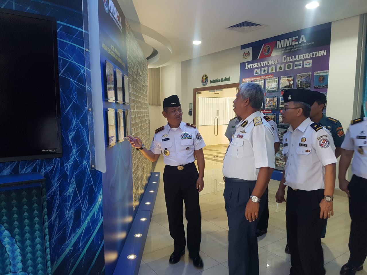 Kepala Bakamla RI Laksamana Madya A. Taufiq R. mengunjungi Akademi Maritim Sultan Ahmad Shah (AMSAS) di Sungai Ular, Gebeng 26100 Kuantan, Pahang, Malaysia. Foto: Istimewa