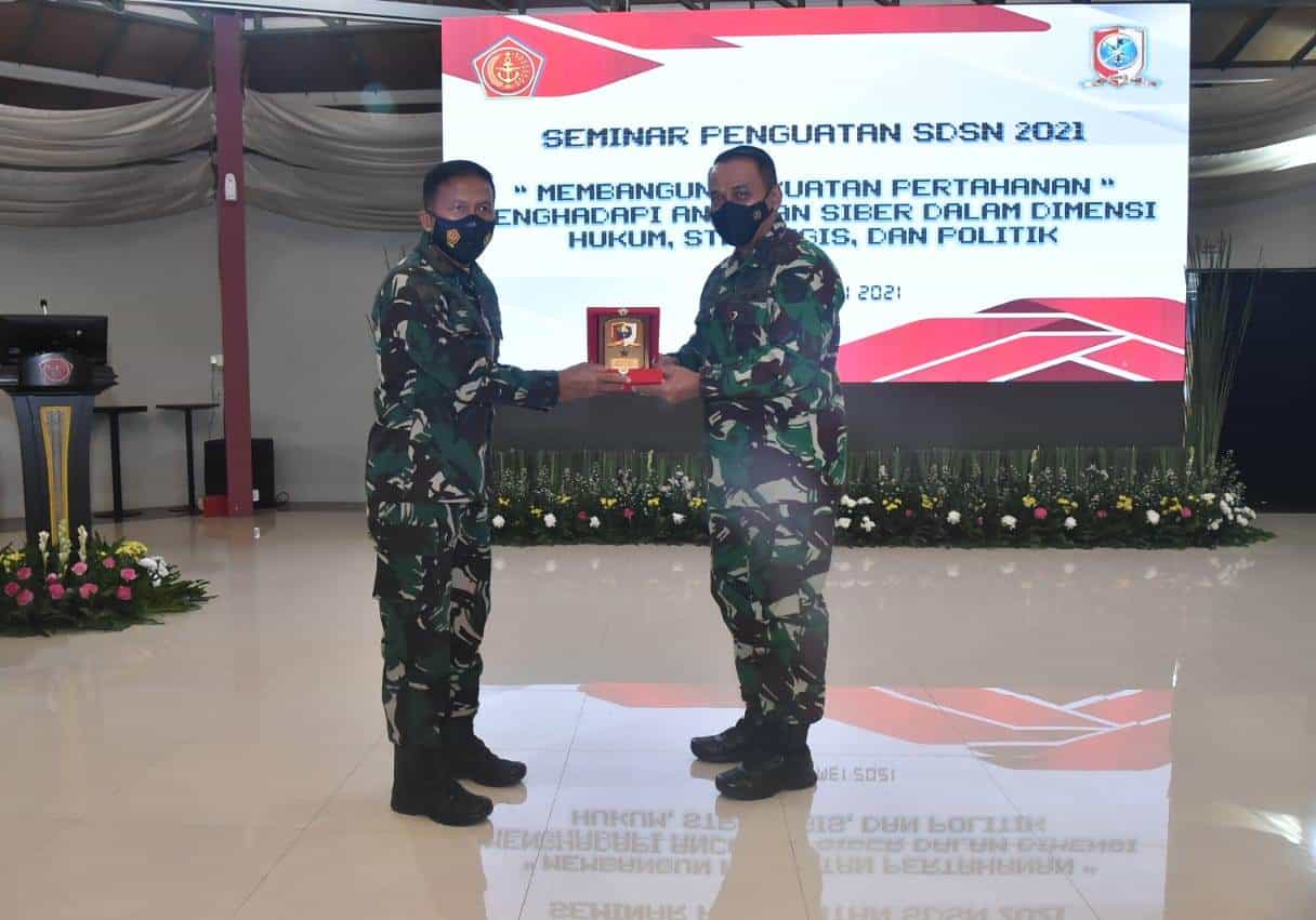 Inspektur Jenderal (Irjen) TNI Letjen TNI (Mar) Bambang Suswantono, S.H., M.H., M.Tr.(Han) saat membuka “Seminar Sumber Daya Siber Nasional”, bertempat di Rumah Perubahan, Pondok Melati, Bekasi, Jawa Barat. Foto: Puspen TNIInspektur Jenderal (Irjen) TNI Letjen TNI (Mar) Bambang Suswantono, S.H., M.H., M.Tr.(Han) saat membuka “Seminar Sumber Daya Siber Nasional”, bertempat di Rumah Perubahan, Pondok Melati, Bekasi, Jawa Barat. Foto: Puspen TNI