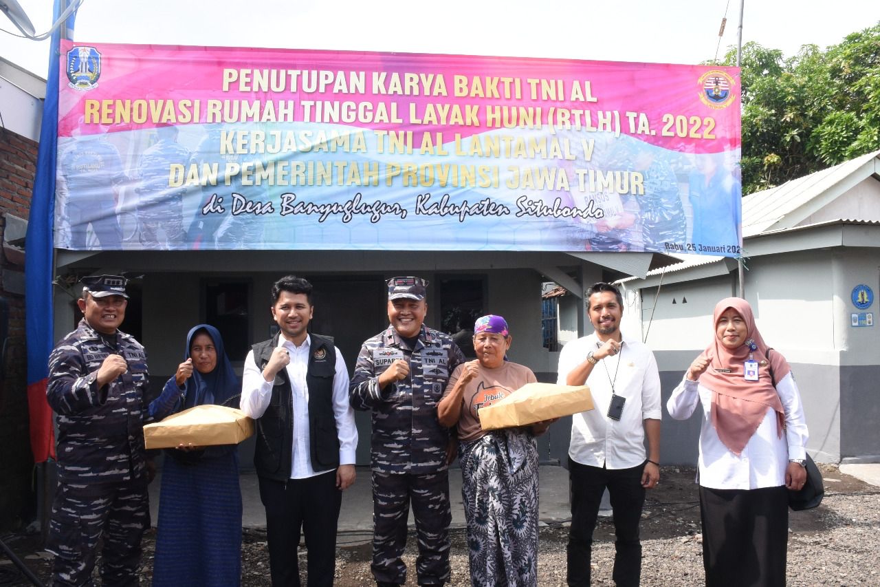 Danlantamal V Surabaya Laksamana Pertama TNI Supardi bersama dengan Wakil Gubernur Jawa Timur Emil Dardak dan warga di Desa Banyuglugur, Kabupaten Situbondo