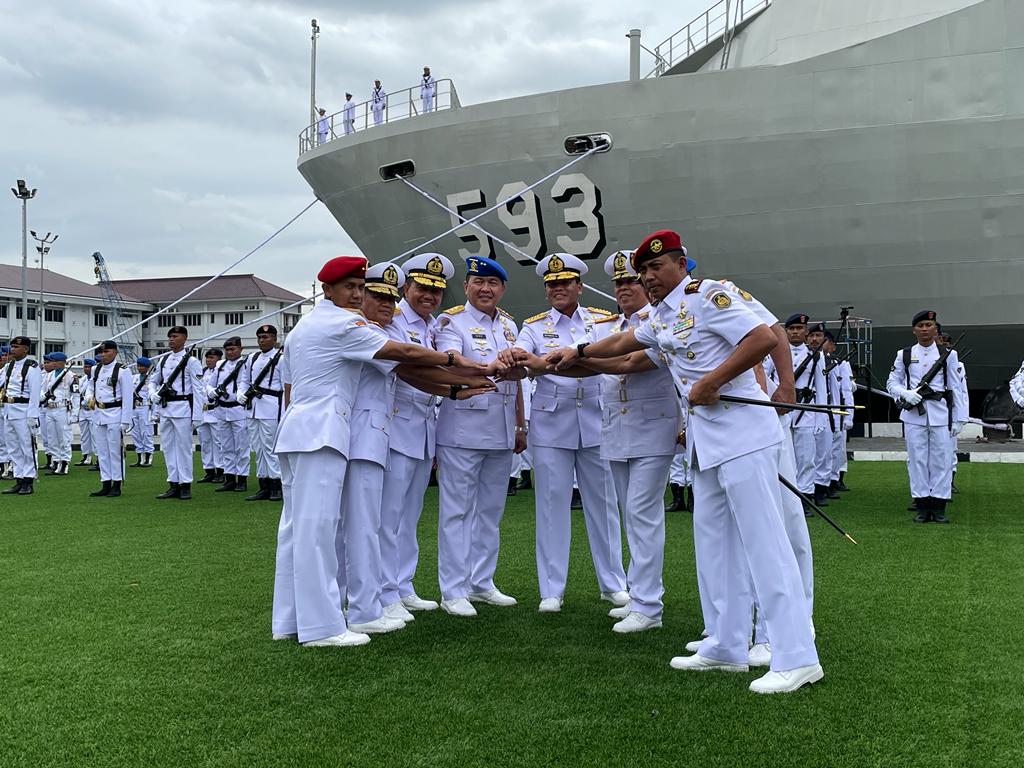Kasal Muhammad Ali melakukan salam komando bersama para pejabat baru TNI AL di Mako Kolinlamil, Jakarta, Rabu (25/1/2023)