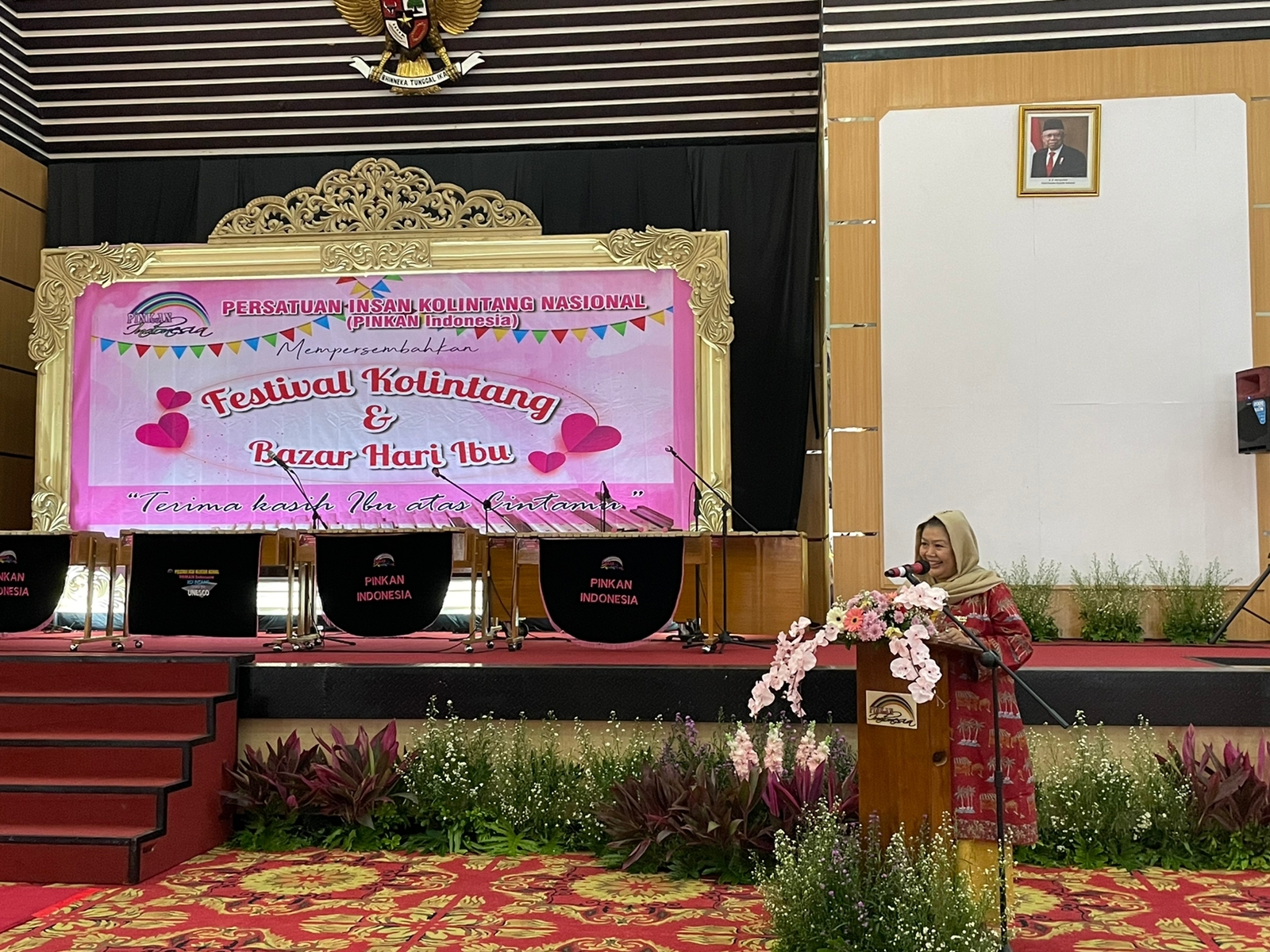 Ketua-Umum-PINKAN-Indonesia-Penny-Iriana-Marsetio-dalam-acara-festival-kolintang-peringatan-hari-ibu-di-Jakarta-Rabu-21122022