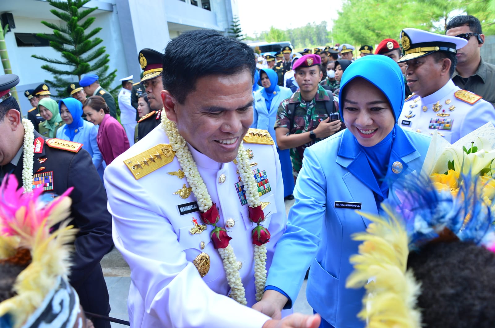KSAL Laksamana TNI M Ali dan istri