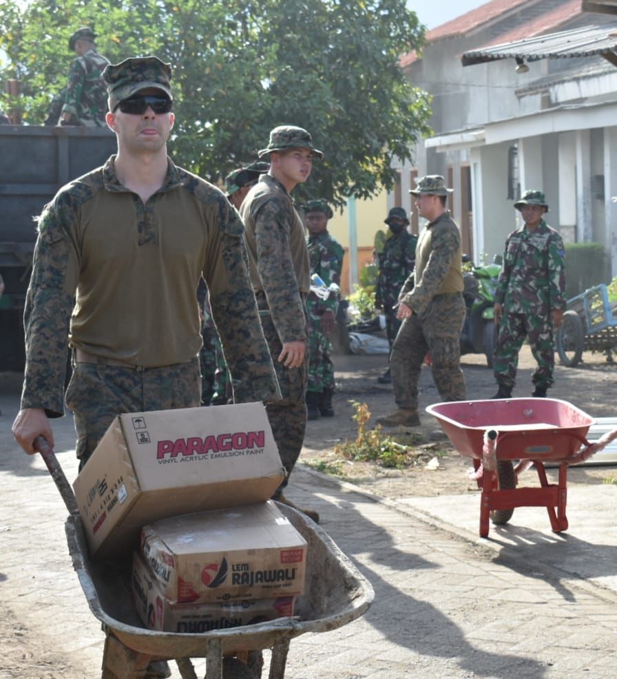 Prajurit-Latma-Carat-TNI-AL-2022-Baksos-Renovasi-Fasum-di-Situbondo-Rabu-14122022