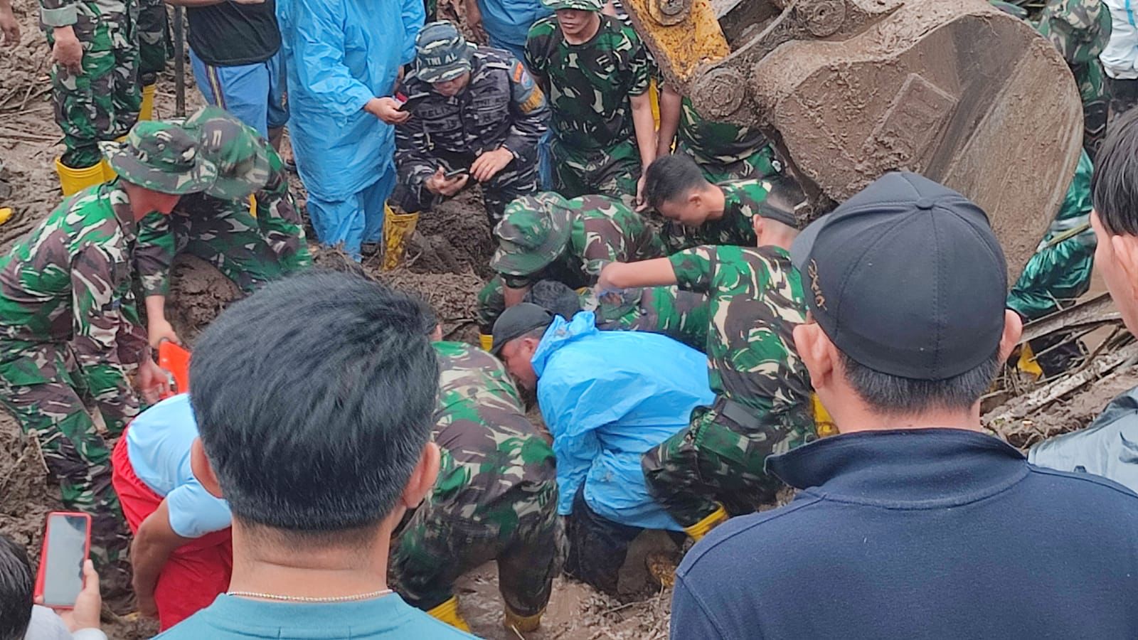 TNI AL Sinergi dengan Masyarakat Atasi Bencana Longsor di Manado