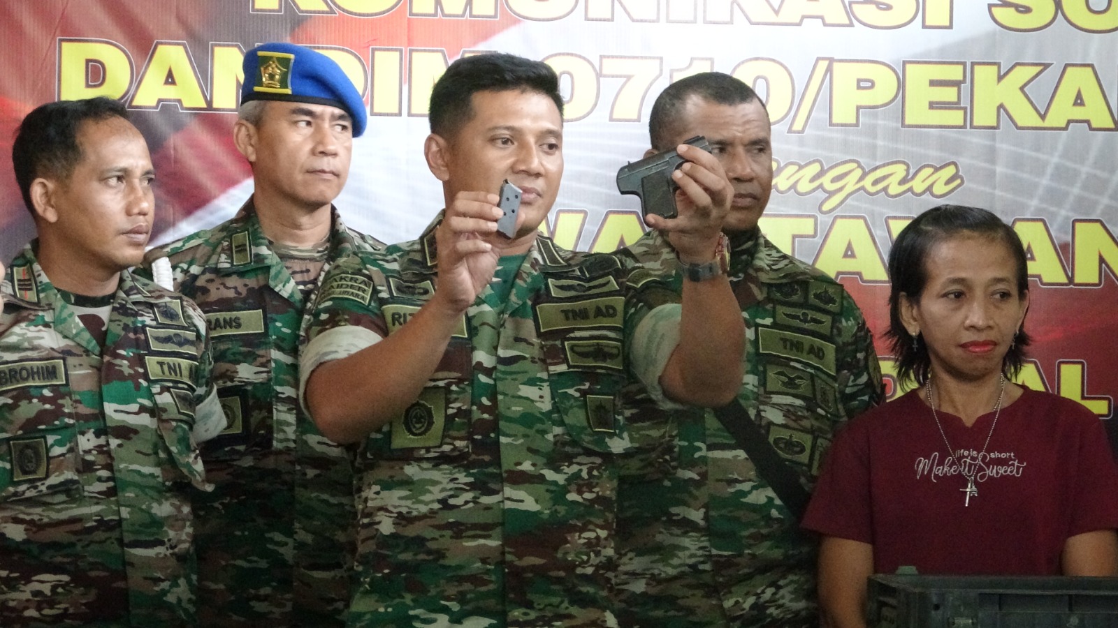 Warga Kota Pekalongan Serahkan Granat dan Pistol Kepada TNI