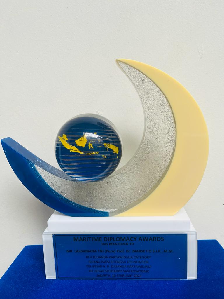 Piala Maritime Award untuk Laksamana TNI (Purn) Prof. Dr. Marsetio