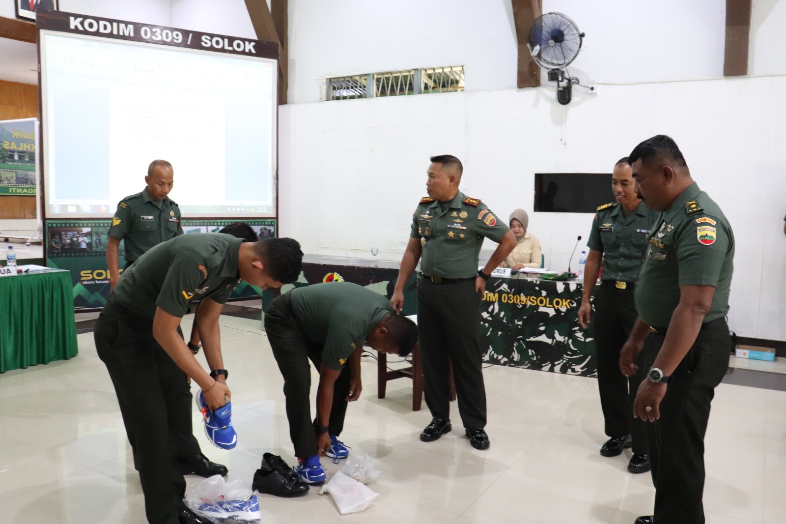 Dandim Solok Bagikan Sepatu Olahraga Gratis