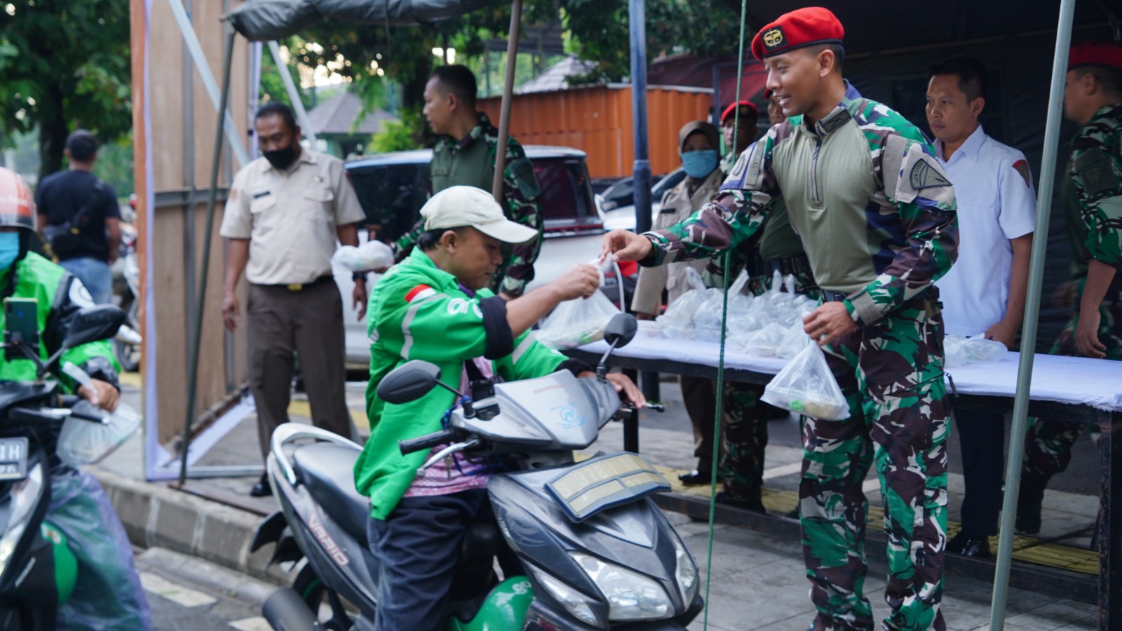 Kopassus Bagikan Paket Takjil ke Masyarakat