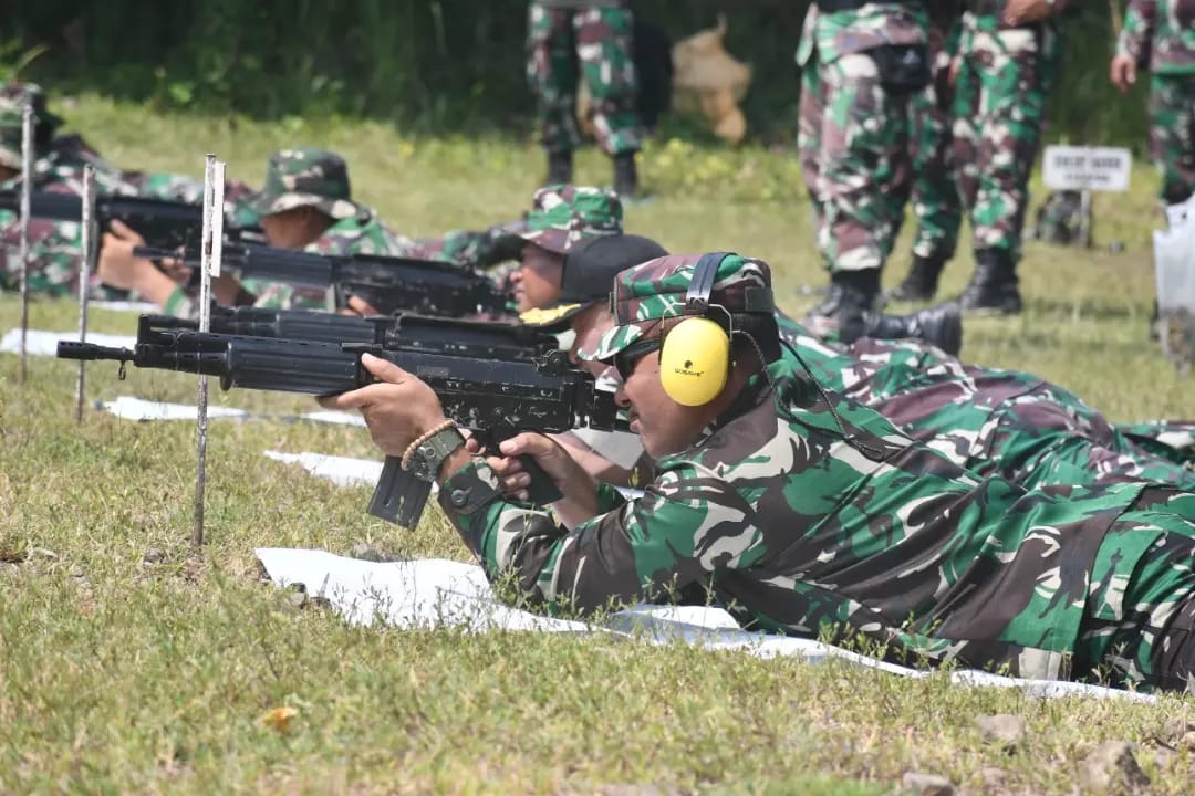 Korem 081/Dhirotsaha Jaya (DSJ) menggelar latihan menembak senjata ringan