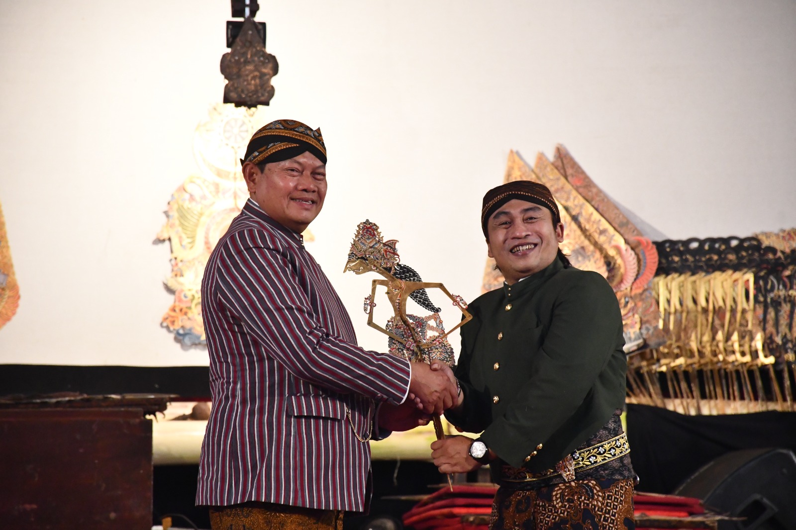 Panglima TNI Yudo Margono dan Dalang Ki Anom Dwijo