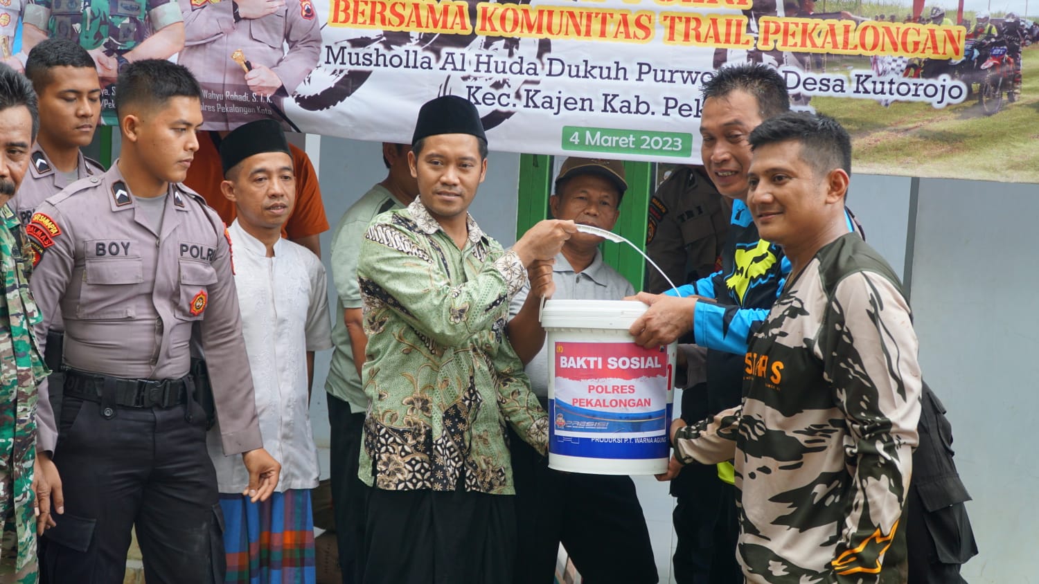 TNI-Polri Pekalongan Lakukan Patroli Jelajah Hutan dan Baksos