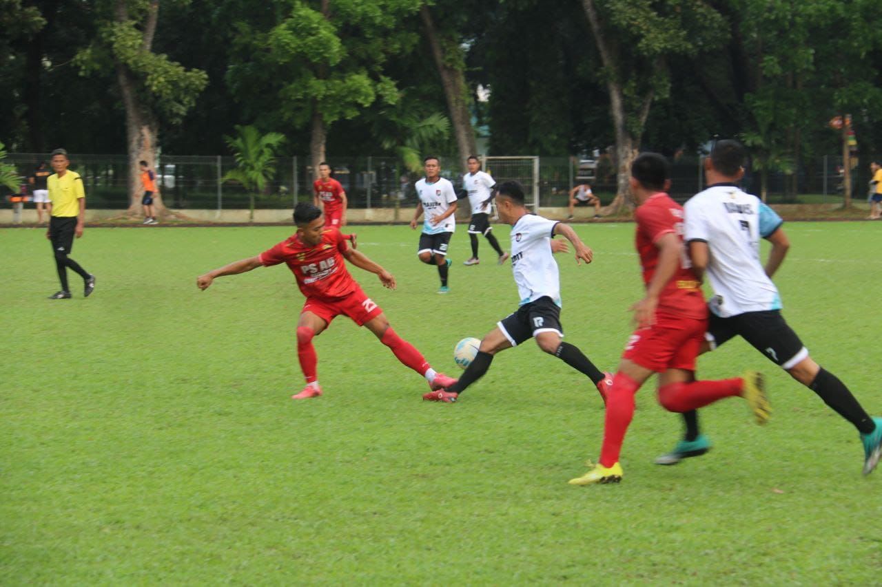 Tim Sepak Bola Yonif Raider 100/PS Berlaga dengan Tim PSAD