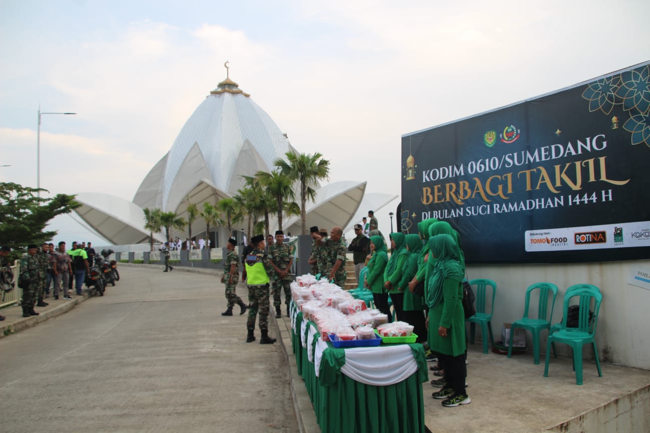Kodim Sumedang Bagikan Takjil di Masjid Al Kamil