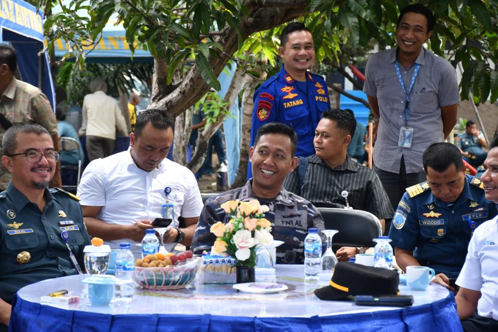 Danlanal Banyuwangi, Letkol Laut (P) Indra Nusha R (tengah), bersama unsur maritim Banyuwangi saat makan siang bersama