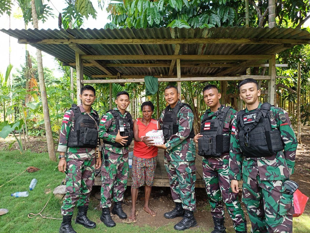 Satgas Yonif 132/BS Bagikan Makanan kepada Masyarakat Muara Tami