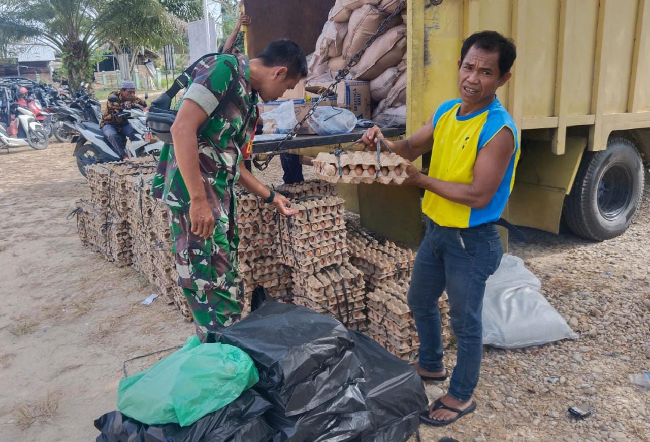 Jelang Idul Adha 1444 H, Babinsa Peureulak Barat Pantau Kegiatan Pasar Murah
