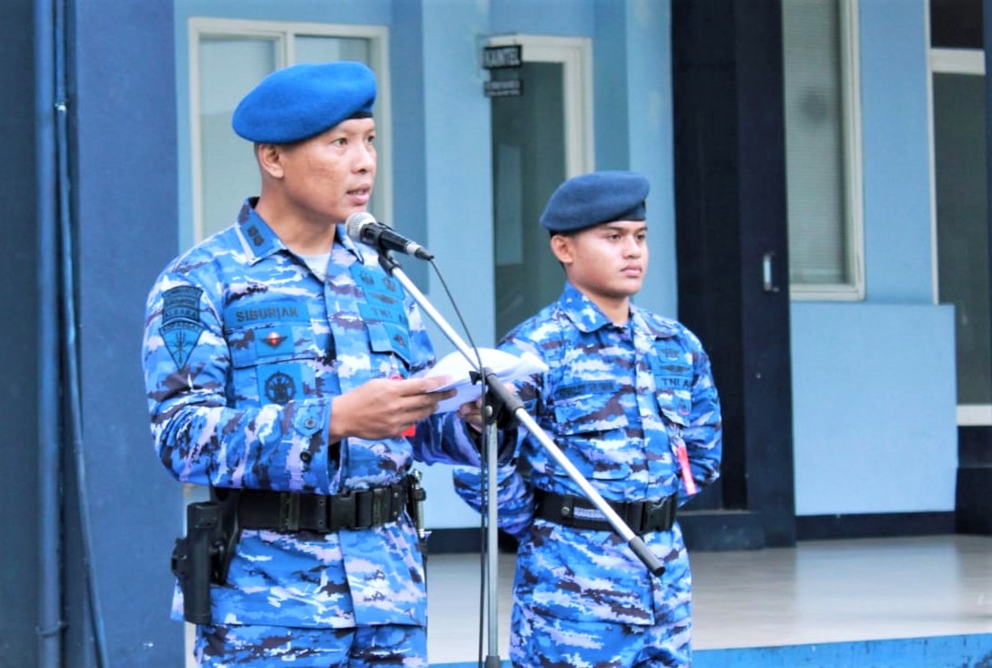 Kadisops Lanud Sam Ratulangi Letkol Pas Togap M. Siburian saat upacara bendera 17-an di Lapangan Apel Mako Lanud Sam Ratulangi