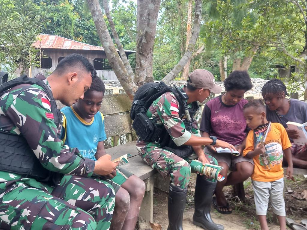 Keakraban Satgas Yonif Raider 200/BN dengan Jemaat Gereja Frandiscus Xaverius di Distrik Elelim Papua Pegunungan