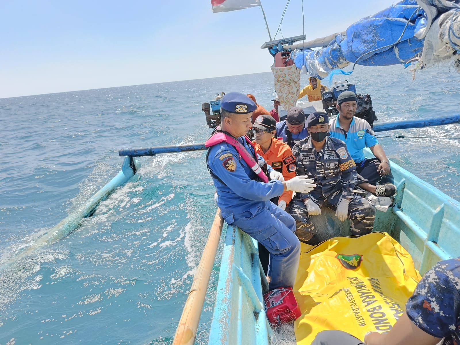 Prajurit Lanal Banyuwangi dan Tim SAR Gabungan Evakuasi Mayat di Perairan Baluran