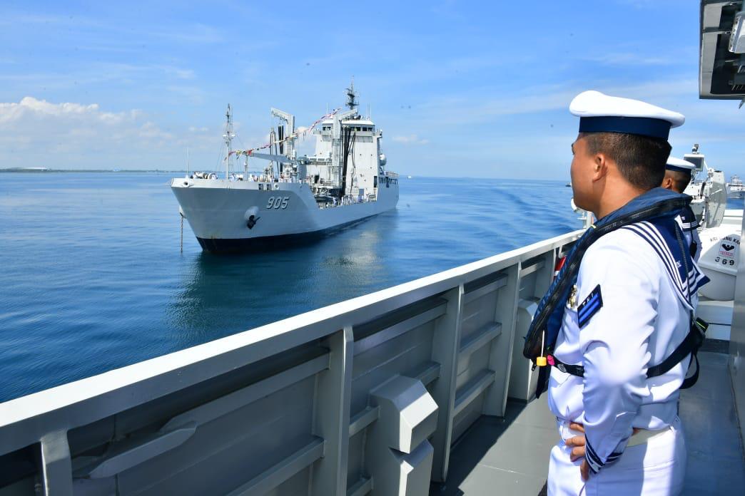 Prajurit TNI hormat dengan KRI Tarakan 905