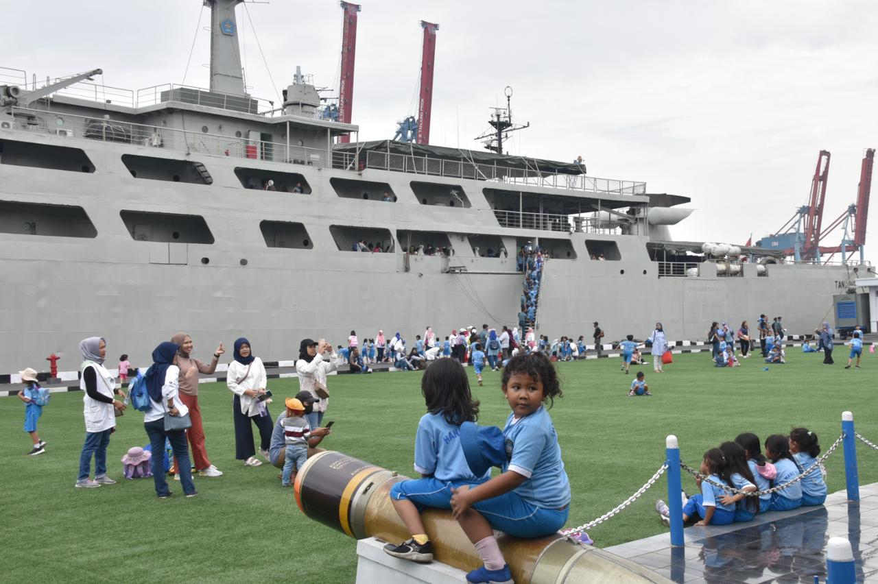 Ratusan Siswa TK Hang Tuah Kunjungi KRI Tanjung Kambani-971 yang Sandar di Dermaga Kolinlamil