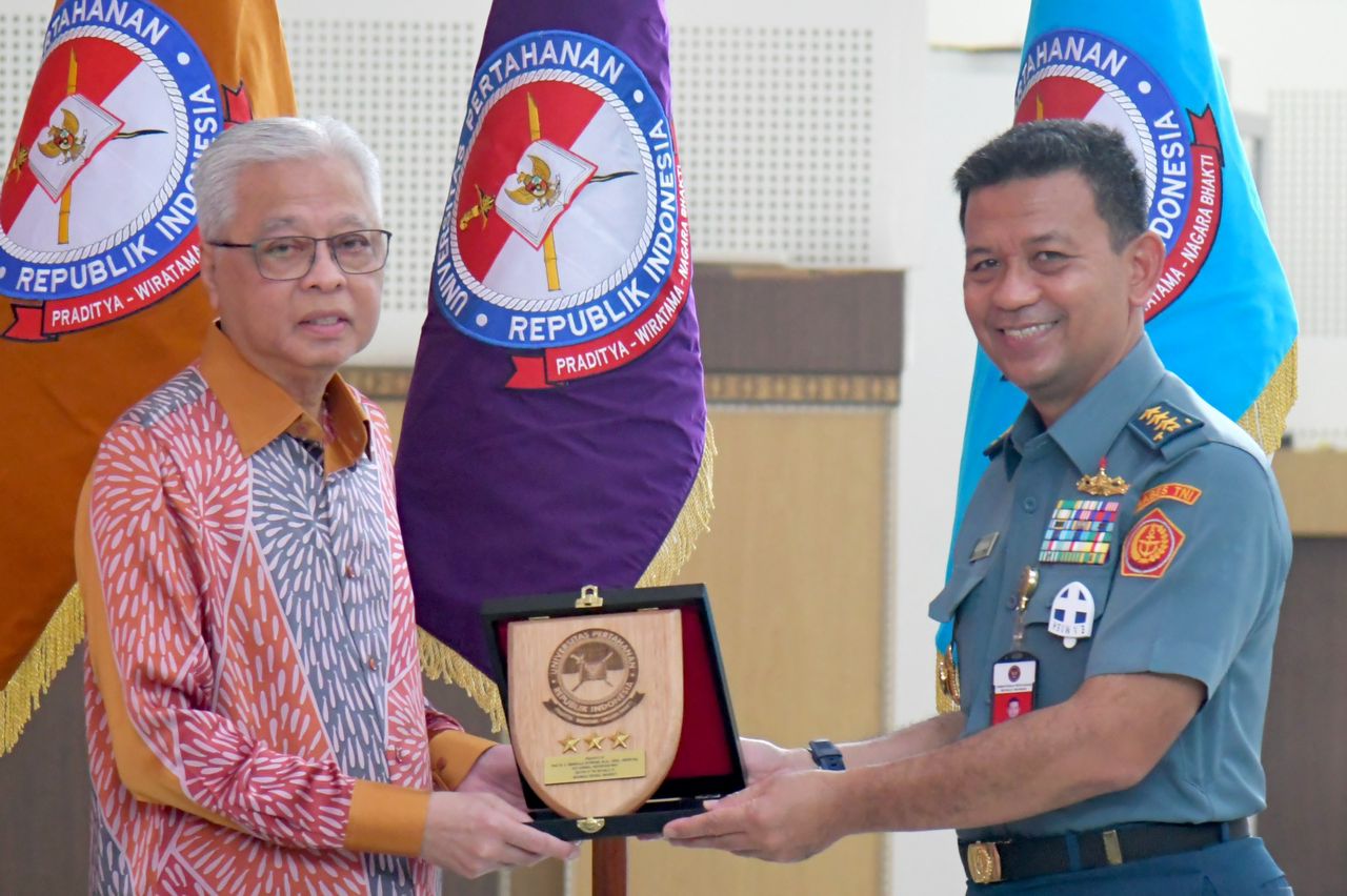 Rektor Unhan, Laksdya TNI Prof. Dr. Amarullah Octavian memberi cendera mata kepada mantan Perdana Menteri Malaysia Ismail Sabri Yaakob
