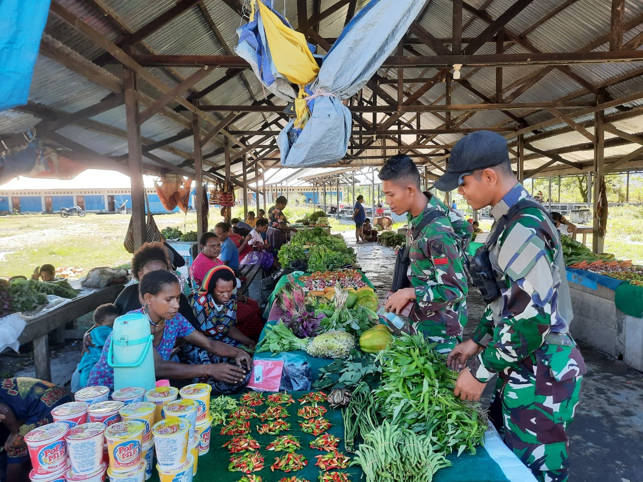 Satgas Yonif Raider 200:BN Borong Jualan Pedagang di Pasar Distrik Elelim Papua