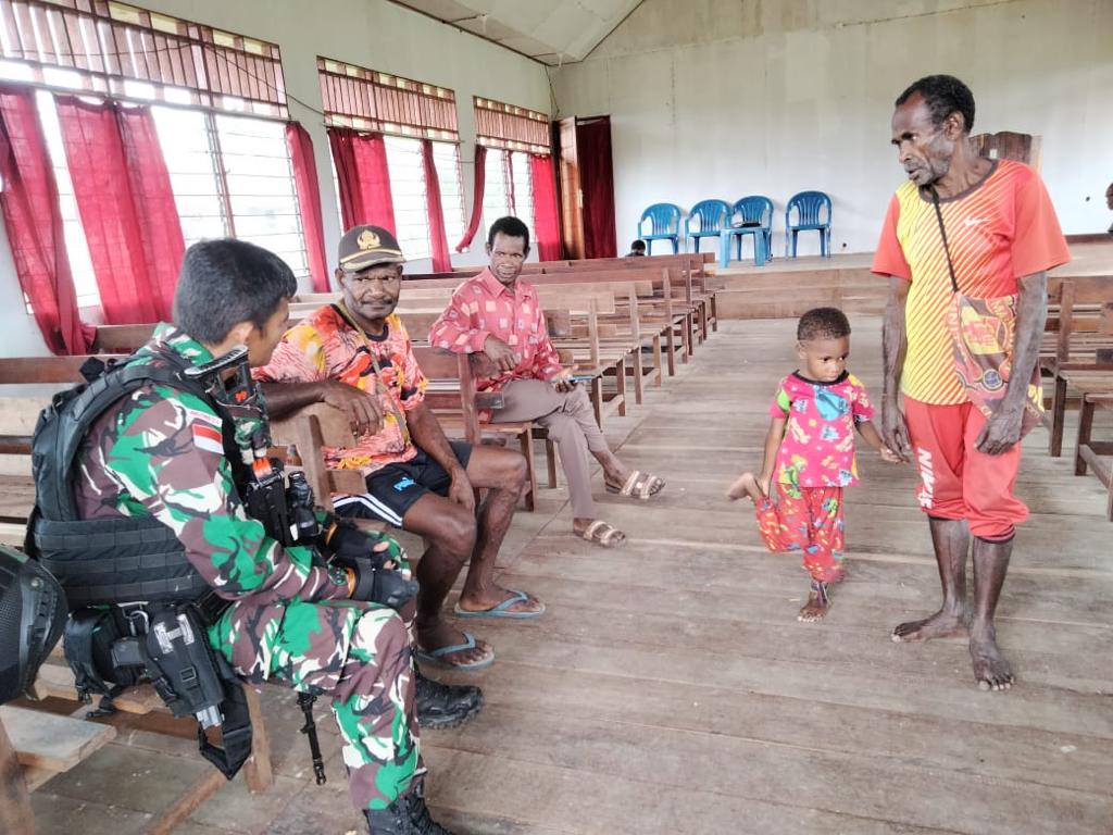 Satgas Yonif Raider 200/BN Laksanakan Ibadah dengan Masyarakat Kampung Waiens