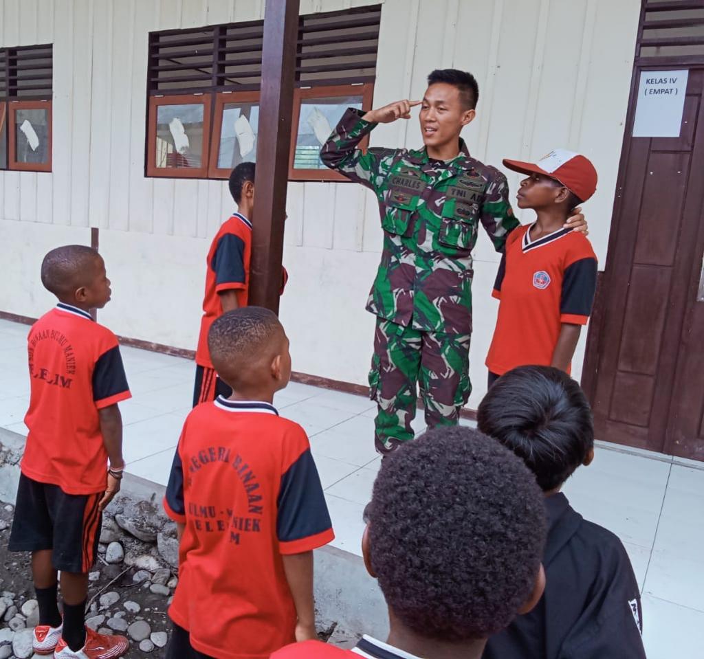 Satgas Yonif Raider 200/BN Latih Siswa Peraturan Baris-Berbaris