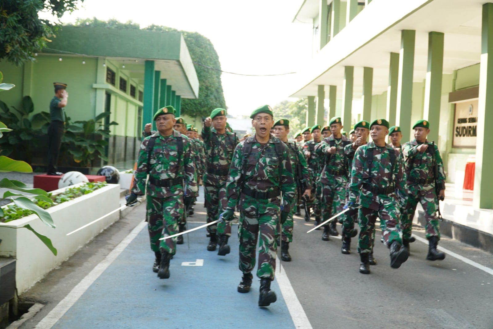 Semangat Cakra Hadir di Latihan Defile Korem 081/DSJ