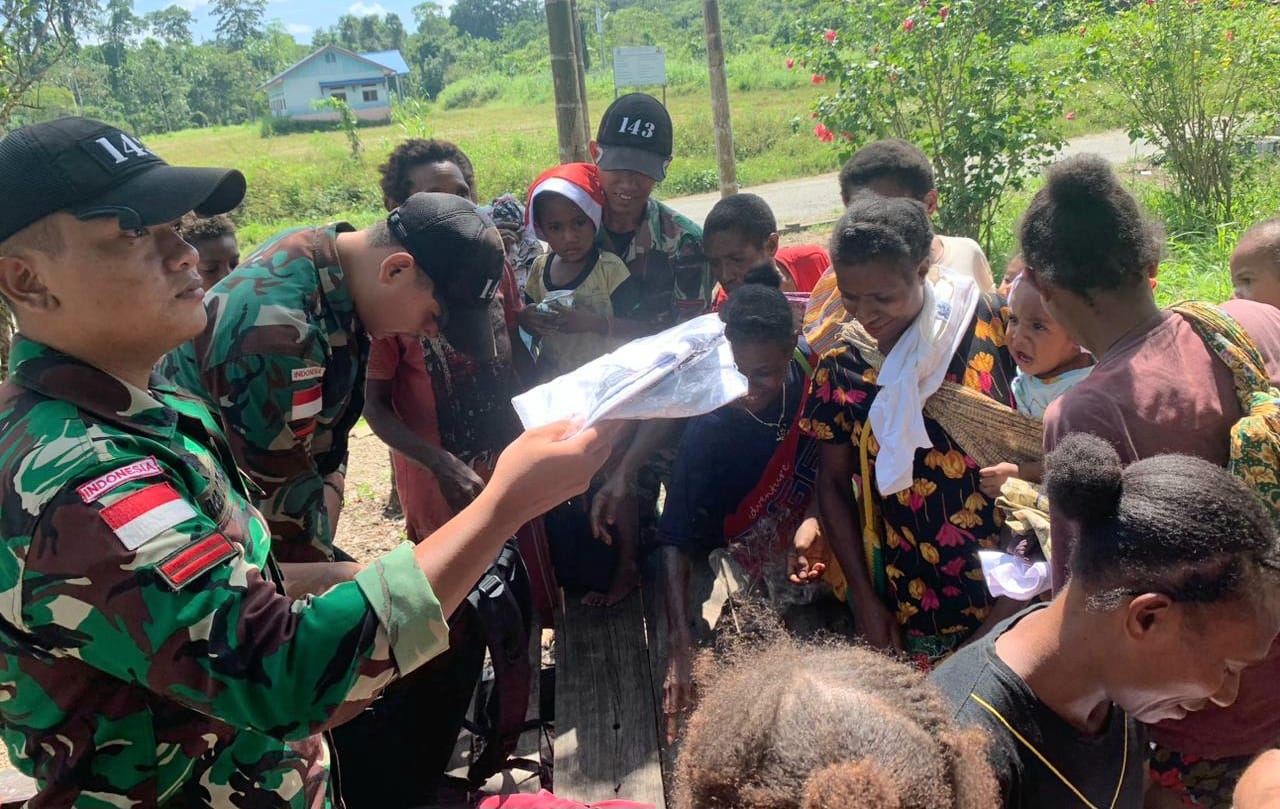 Warga Gembira Didatangi Satgas Yonif 143:TWEJ