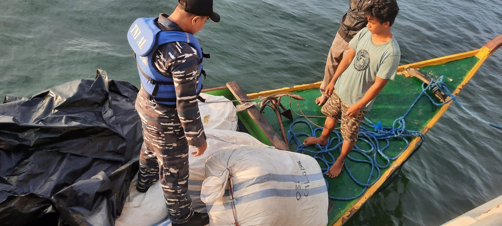 Lantamal XIII Tarakan Gagalkan Penyelundupan Baju Bekas dari Malaysia