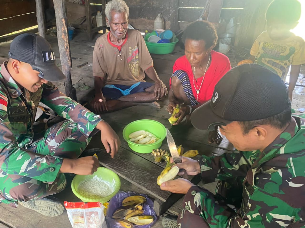 Satgas Yonif 143/TWEJ Anjangsana ke Warga Kampung Yamrab Papua