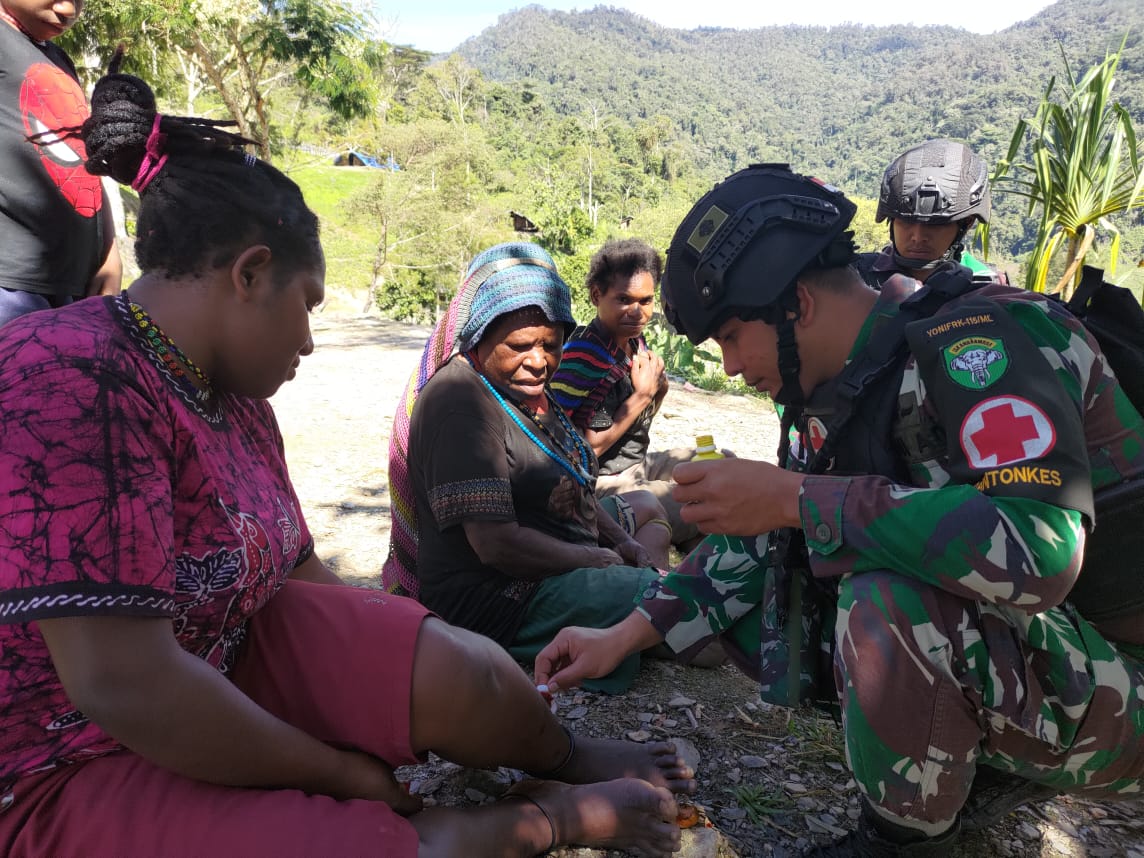 Datangi Kampung Moulo, Satgas Yonif RK 115/ML Beri Bantuan kepada Masyarakat