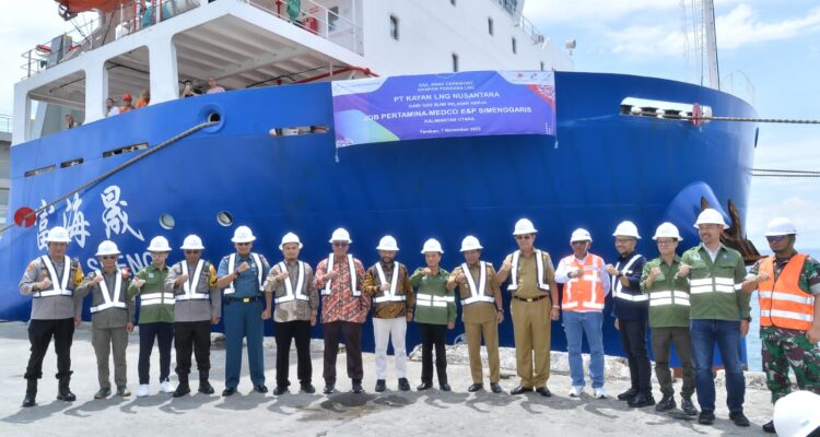 SEREMONI : Foto bersama setelah sesi seremoni Pengapalan LNG Perdana di Pelabuhan Malundung, Tarakan.