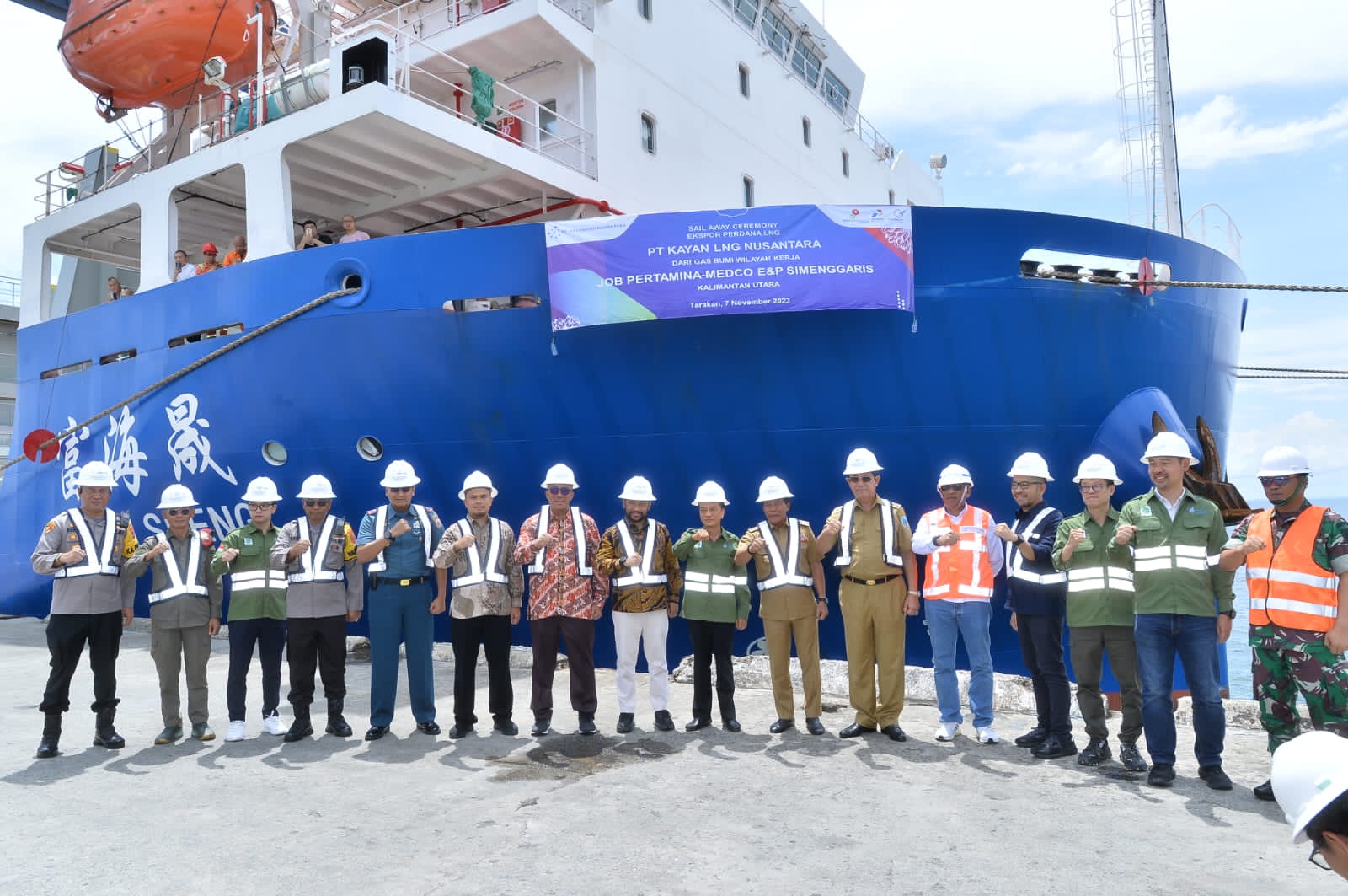 SEREMONI : Foto bersama setelah sesi seremoni Pengapalan LNG Perdana di Pelabuhan Malundung, Tarakan.