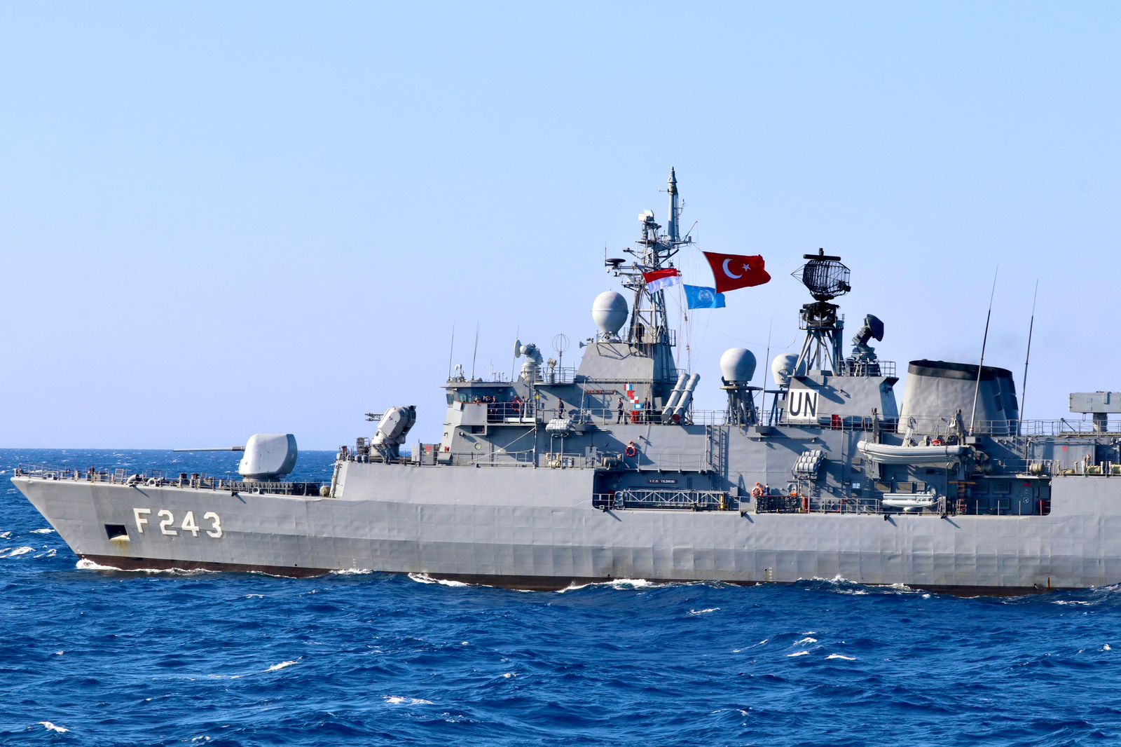Satgas MTF-UNIFIL Kibarkan Bendera Indonesia di Laut Mediterania