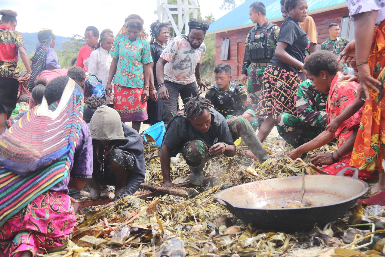 Kolaborasi Chef Mamba Satgas 330 dan Mama Papua, Tradisi Barapen Semakin Meriah
