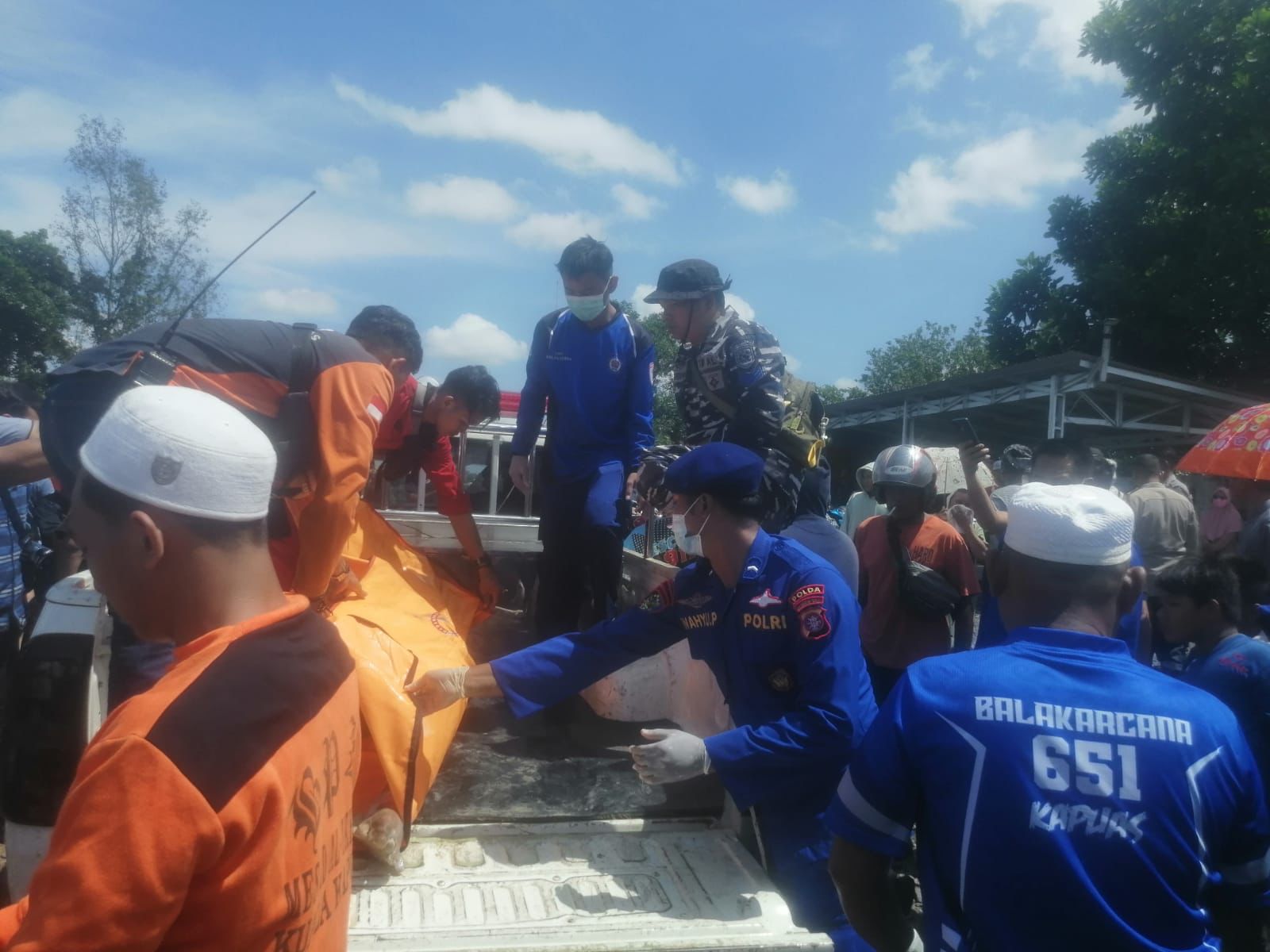 Prajurit Pos Pembinaan Potensi Maritim (Binpotmar) TNI AL Kuala Kapuas Evakuasi Mayat di Sungai Kapuas