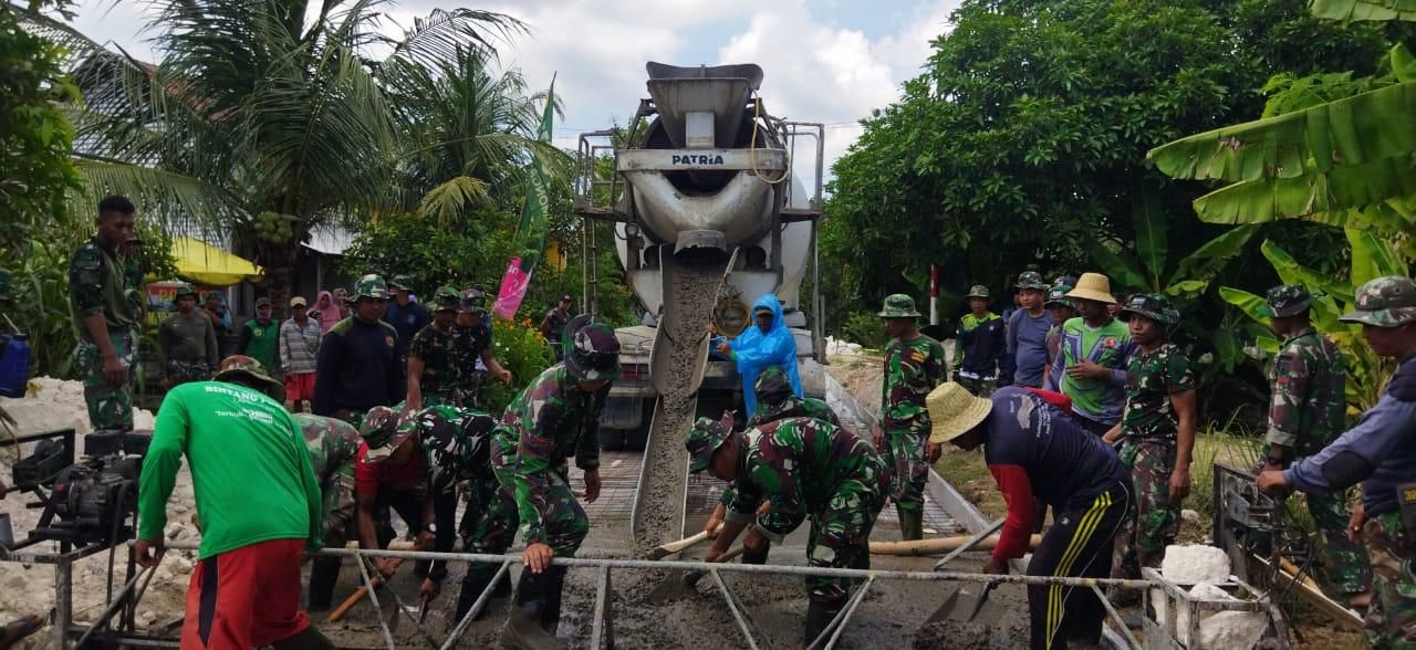 TNI AL dan Masyarakat Gresik Dalam Program TNI Manunggal Masuk Desa