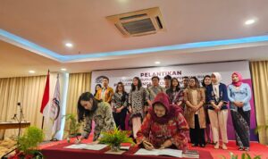 Ketua Umum PINKAN, Ny. Penny Iriana Marsetio menandatangani Berita Acara Pelantikan Pengurus Daerah PINKAN Kepulauan Riau di Bintan, Senin (4/3/2024). Foto: Indomaritim.com/Anton