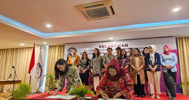 Ketua Umum PINKAN, Ny. Penny Iriana Marsetio menandatangani Berita Acara Pelantikan Pengurus Daerah PINKAN Kepulauan Riau di Bintan, Senin (4/3/2024). Foto: Indomaritim.com/Anton