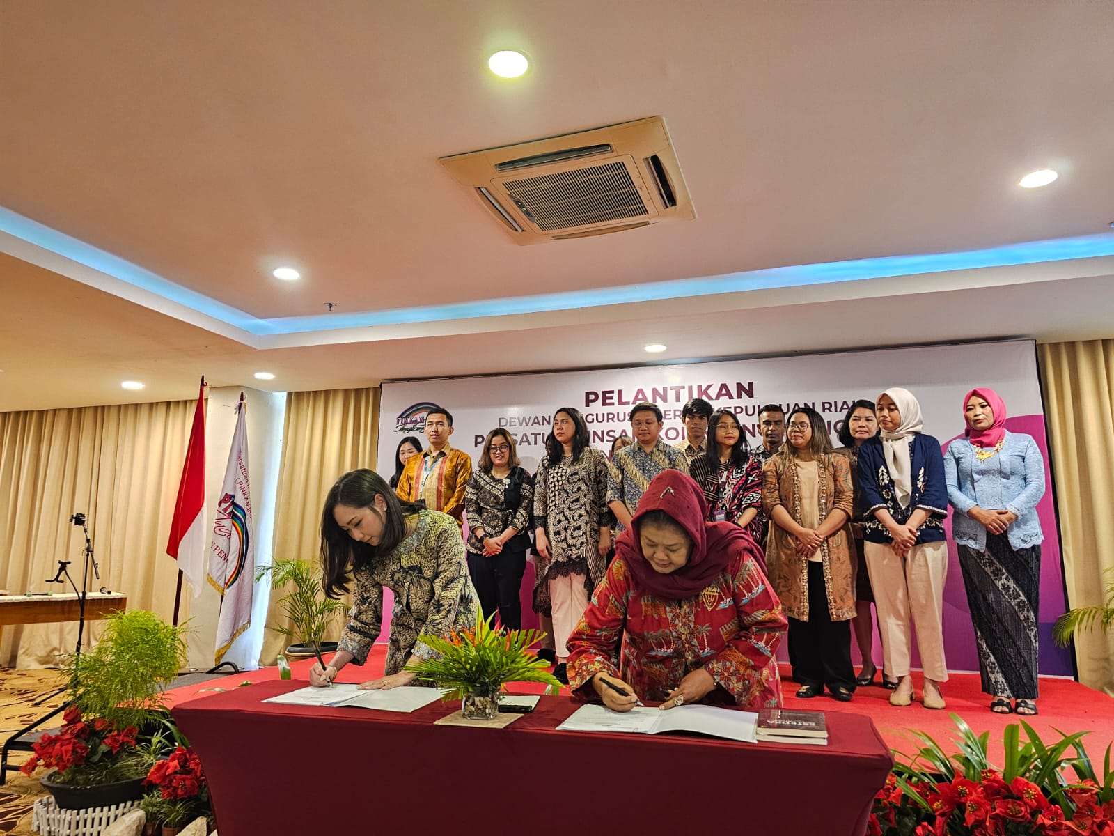 Bu Penny Melantik PINKAN Kepri Ketua Umum PINKAN, Ny. Penny Iriana Marsetio menandatangani Berita Acara Pelantikan Pengurus Daerah PINKAN Kepulauan Riau di Bintan, Senin (4/3/2024). Foto: Indomaritim.com/Anton