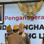 Laksamana TNI (Purn) Prof. Dr. Marsetio menerima bintang Legiun Veteran TNI, disematkan oleh Ketua Umum LVRI, Letnan Jenderal TNI (Purn) HBL Mantiri di Jakarta, Jumat (8/4/2024). Foto: Indomaritim.com/RR