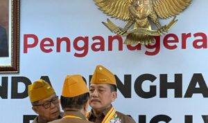 Laksamana TNI (Purn) Prof. Dr. Marsetio menerima bintang Legiun Veteran TNI, disematkan oleh Ketua Umum LVRI, Letnan Jenderal TNI (Purn) HBL Mantiri di Jakarta, Jumat (8/4/2024). Foto: Indomaritim.com/RR