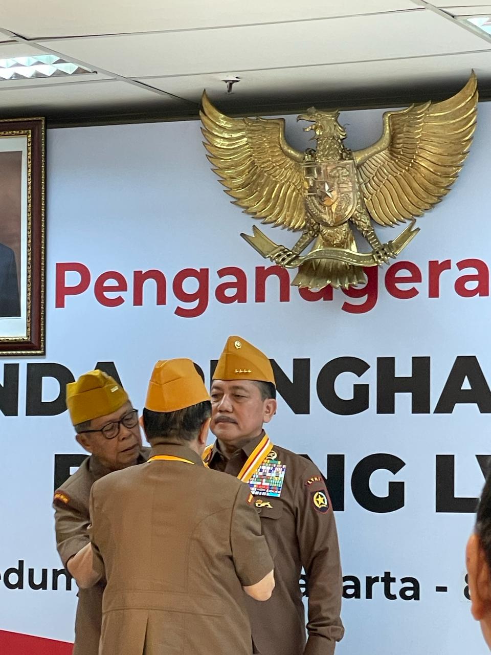 bintang veteran Laksamana TNI (Purn) Prof. Dr. Marsetio menerima bintang Legiun Veteran TNI, disematkan oleh Ketua Umum LVRI, Letnan Jenderal TNI (Purn) HBL Mantiri di Jakarta, Jumat (8/4/2024). Foto: Indomaritim.com/RR
