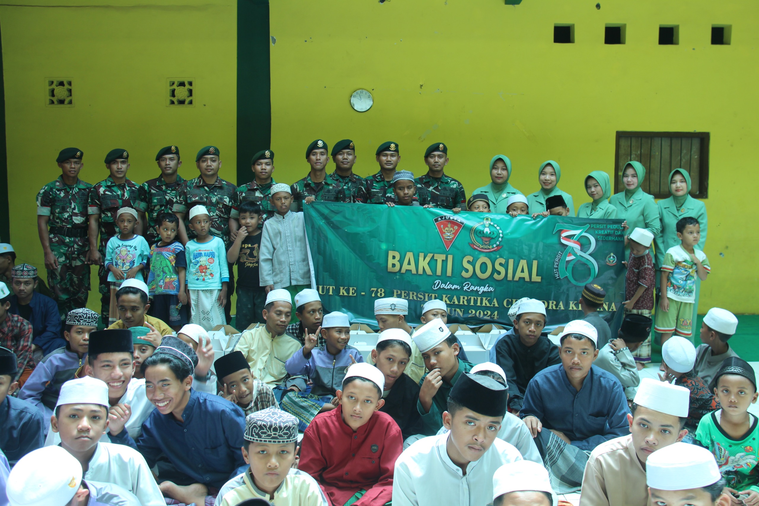 Peringati HUT Persit ke-78, Prajurit dan Persit Yonarmed 1 Kostrad Bagikan Sembako ke Panti Asuhan