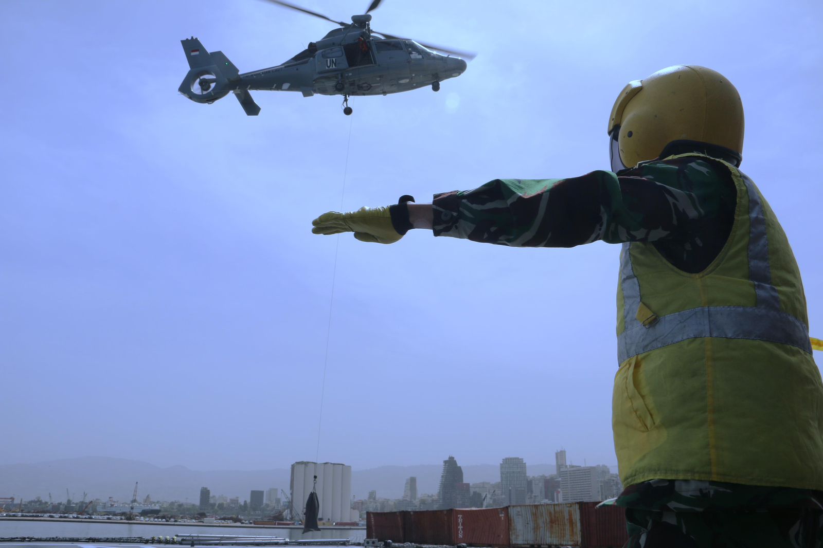 Simulasi Vertical Replenishment Crew HS-1305 dengan KRI Diponegoro-365