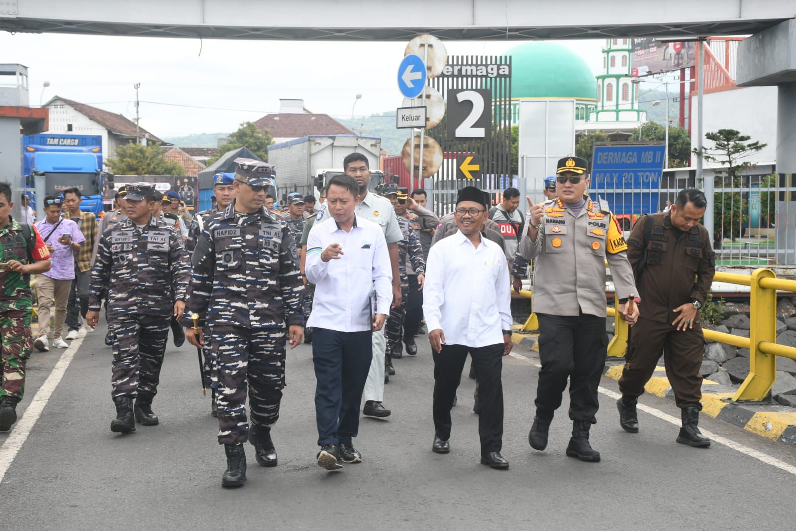 TNI AL dan Pemda Meninjau Pengamanan Arus Mudik di Pelabuhan Ketapang