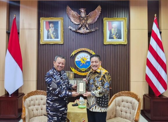 Laksamana TNI (Purn) Prof. Dr. Marsetio menyerahkan sumbangan Al-Quran kepada Panglima Koarmada II, Laksda TNI Ariantyo Condrowibowo di Surabaya, Jumat (5/4/2024). Foto: Indomaritim.com/Ist